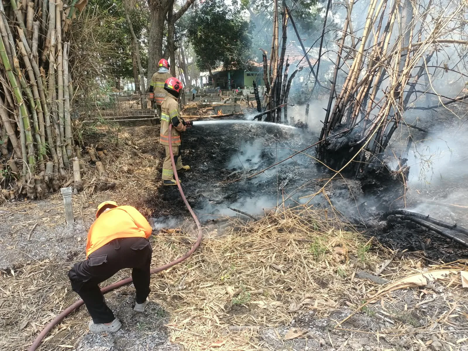 Penanganan Kebakaran Rumpun Bambu