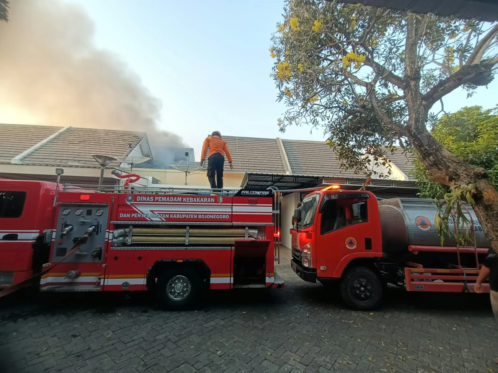 BPBD Suplay Water Penanganan Kebakaran di Polim Regency