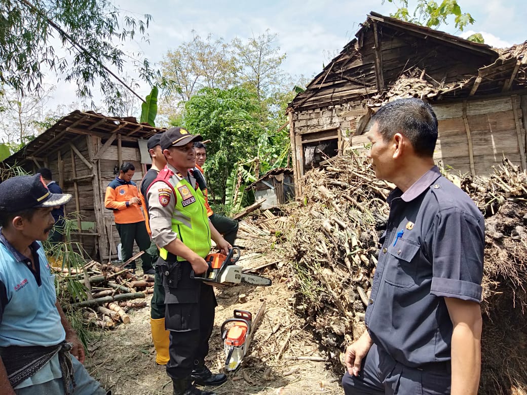 Hujan deras dan angin kencang