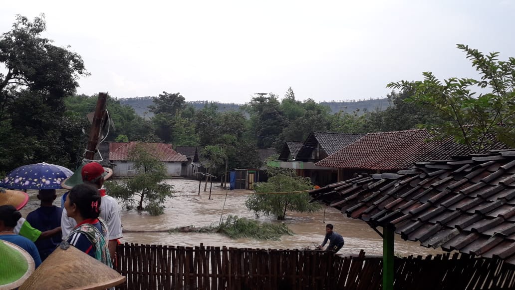 Banjir bandang dan angin kencang