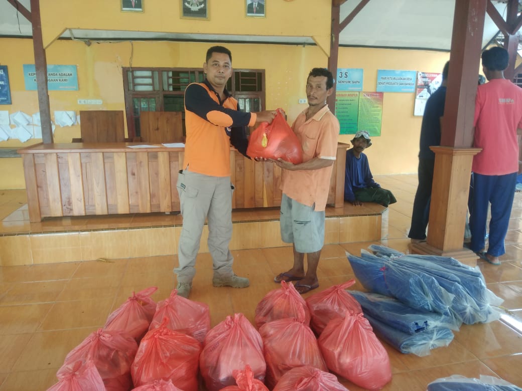 Pemberian Santunan Korban Rumh rusak akbiat angin kencang