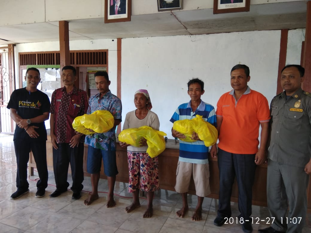 Pemberian Bantuan Paket Sembako kepada korban banjir bandang