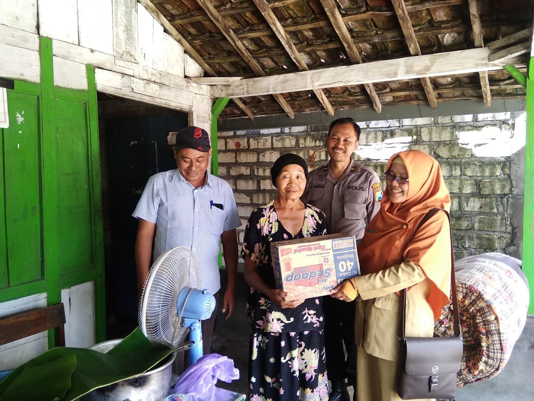 Penyerahan Santunan Korban Angin kencang