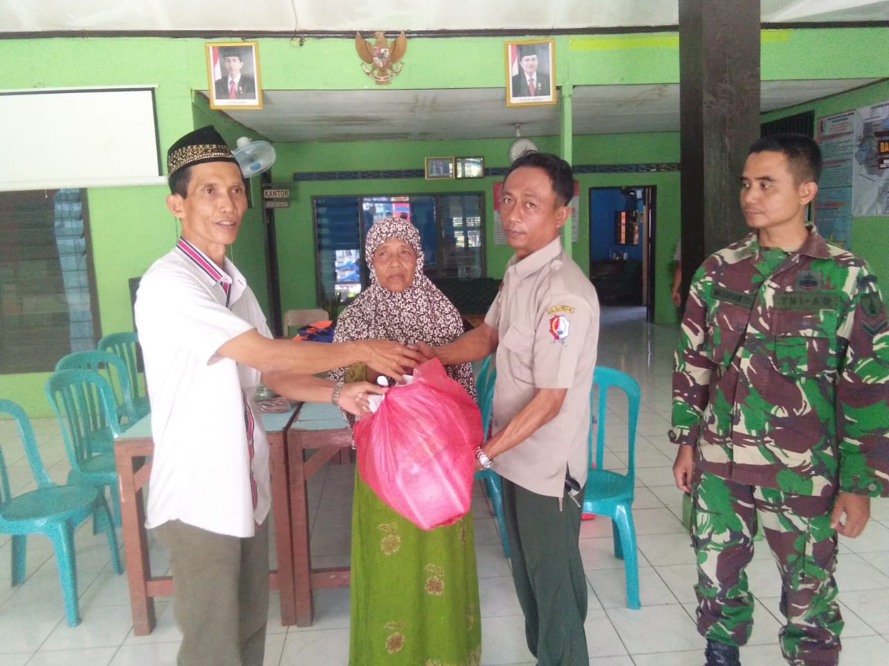 Penyerahan Santunan Korban Tanah Longsor
