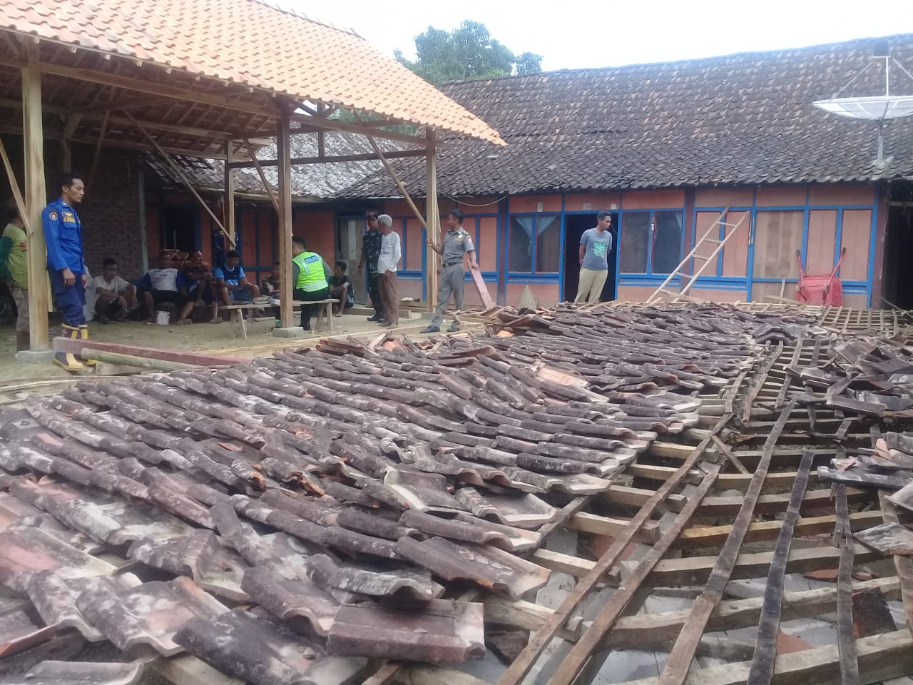 Rumah Roboh
