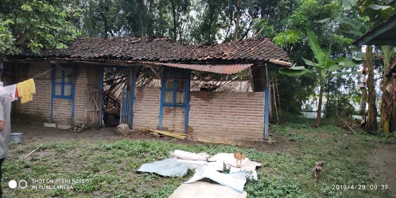 Rumah Roboh