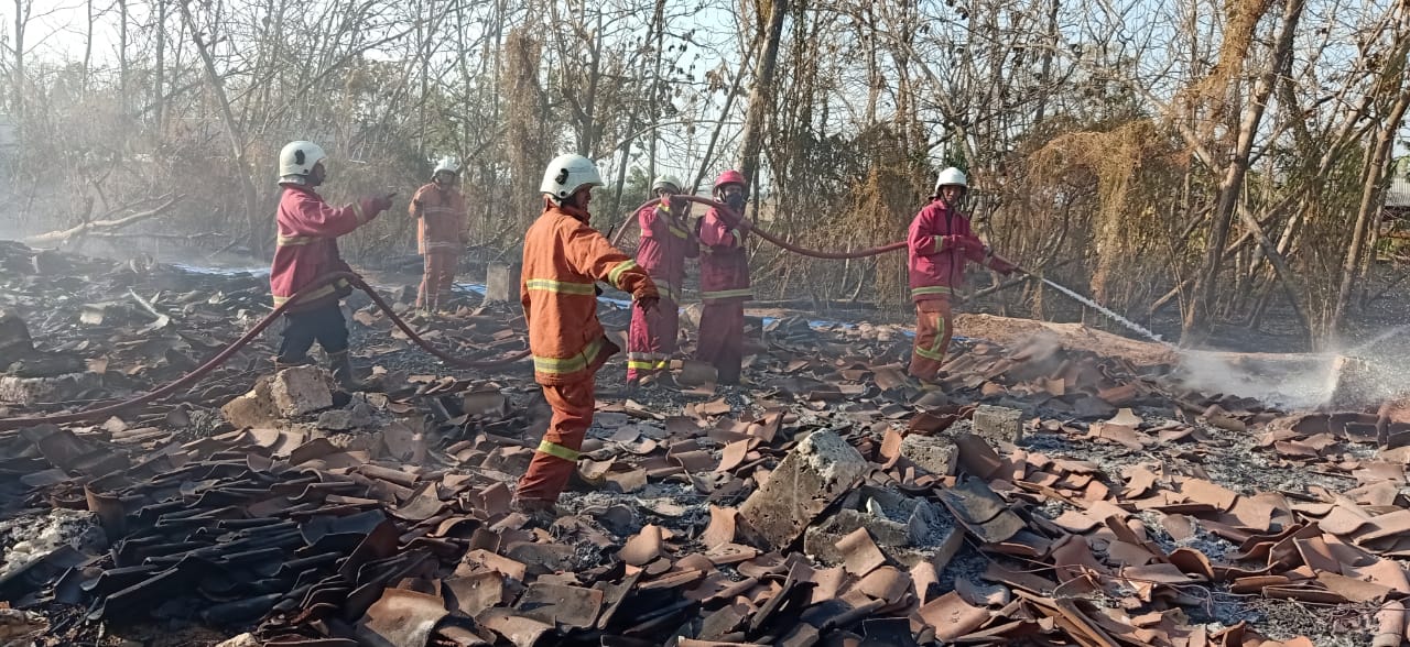 Tiga Lahan Jati dan Satu Kandang Terbakar di Desa Kauman Kec. Baureno