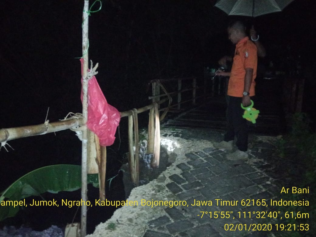 Tanah Longsor dan Jembatan Ambles di Kecamatan Ngraho