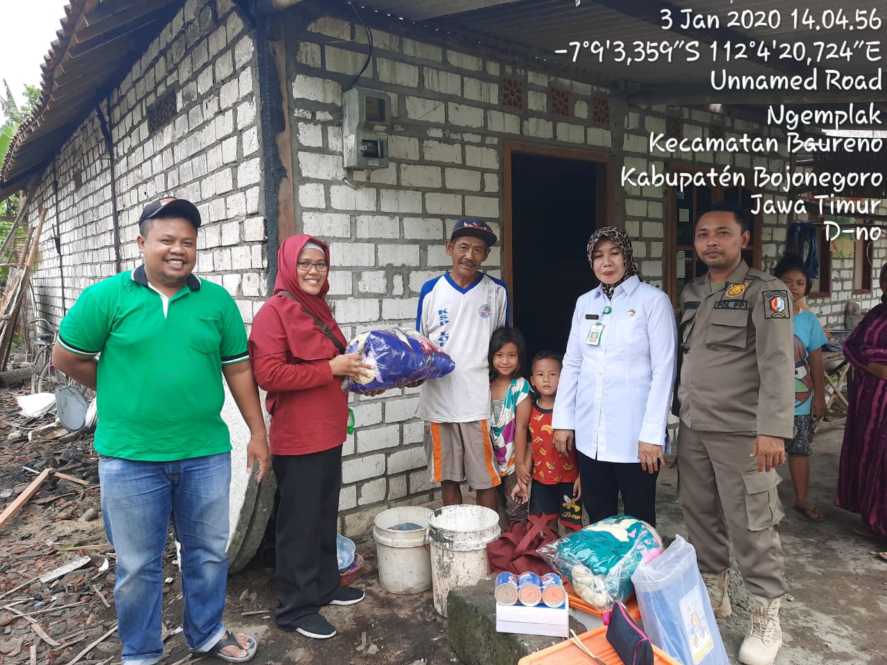 Penyerahan Santunan Kepada Korban Bencana Kebakaran Rumah Di Desa Ngempalak Kecamatan Baureno