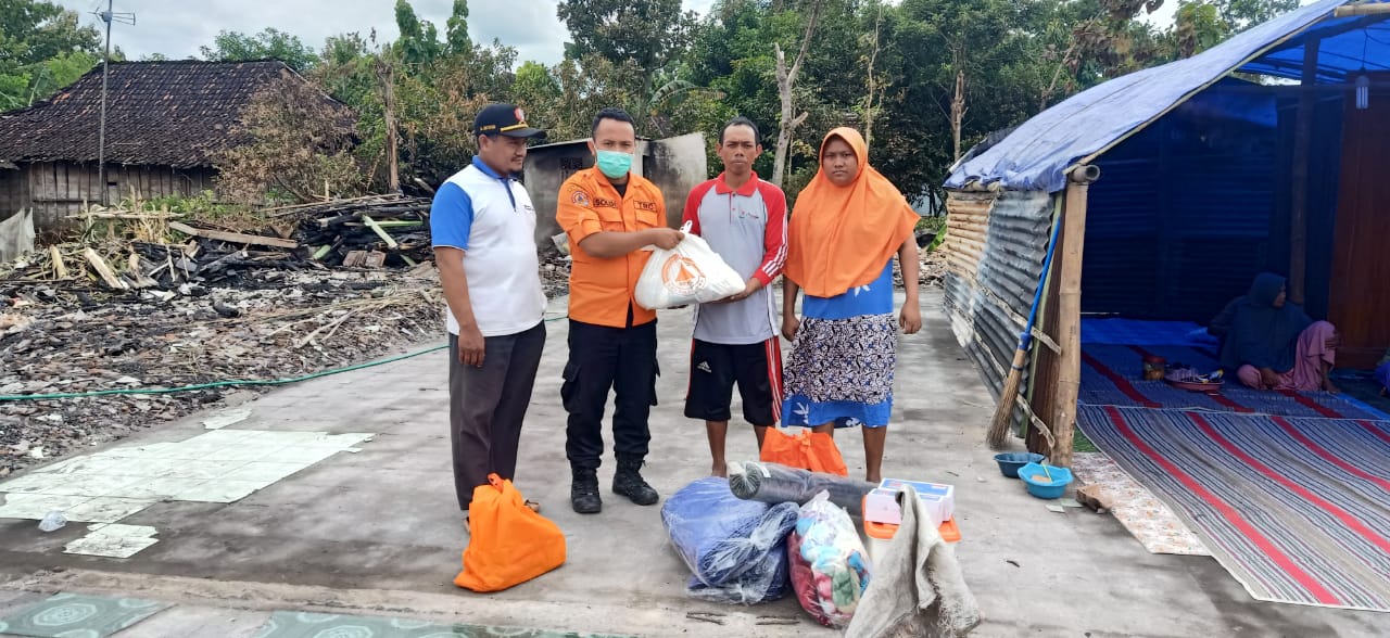 Penyerahan Bantuan Korban Kebakaran di Desa Wadang Kec. Ngasem