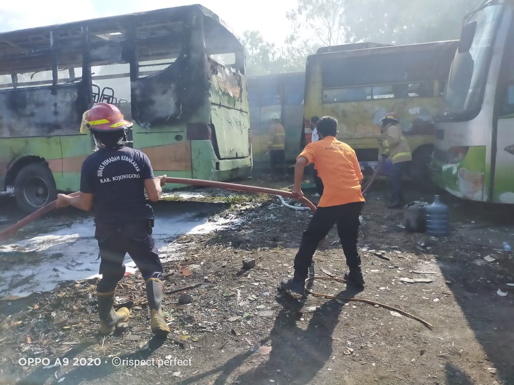 Kebakaran di Gudang Bis Margojoyo, BPBD Lakukan Backup Pemadaman
