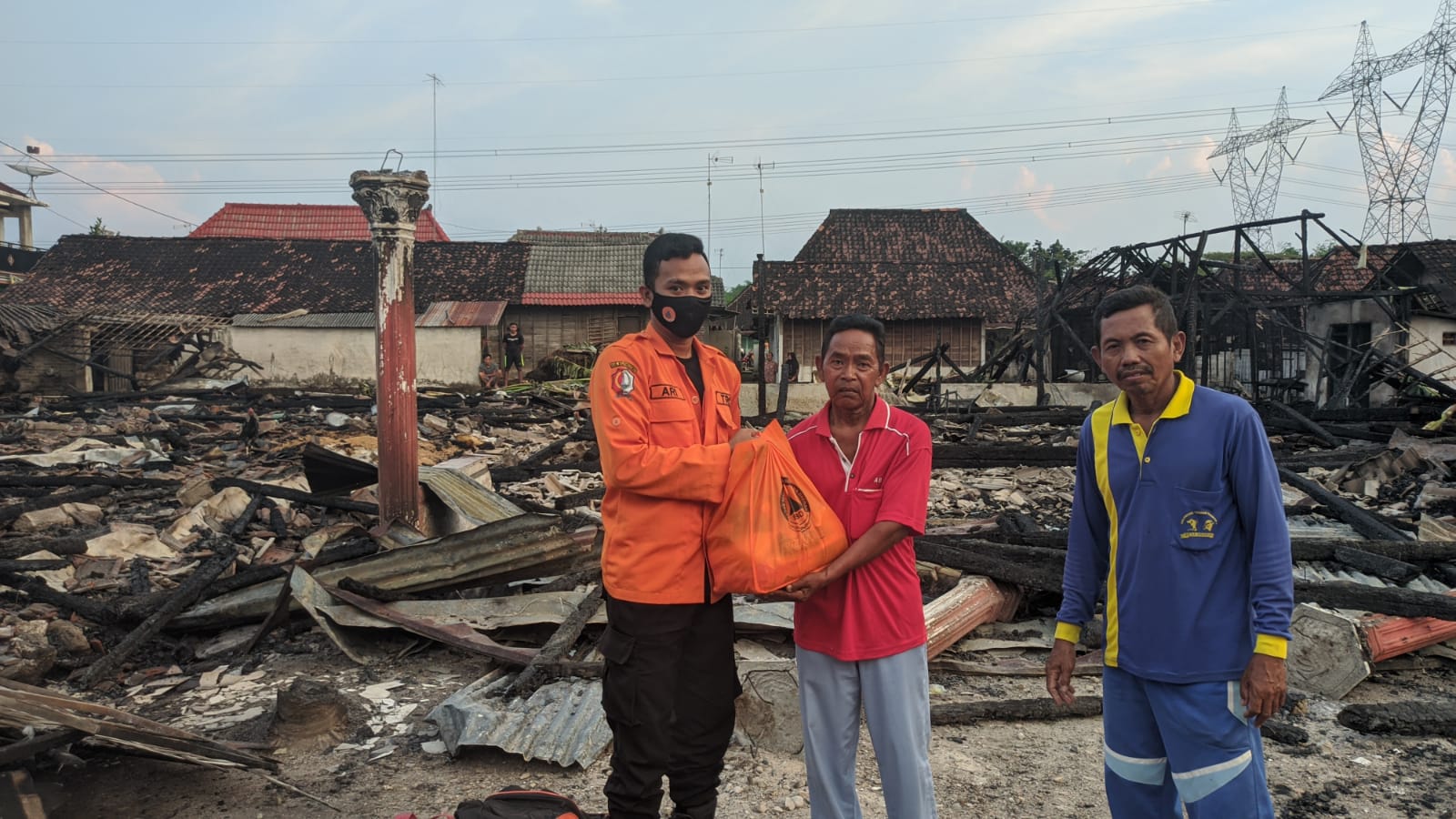 Pemberian Bantuan Korban Bencana Kebakaran di Desa Drokilo Kecamatan Kedungadem