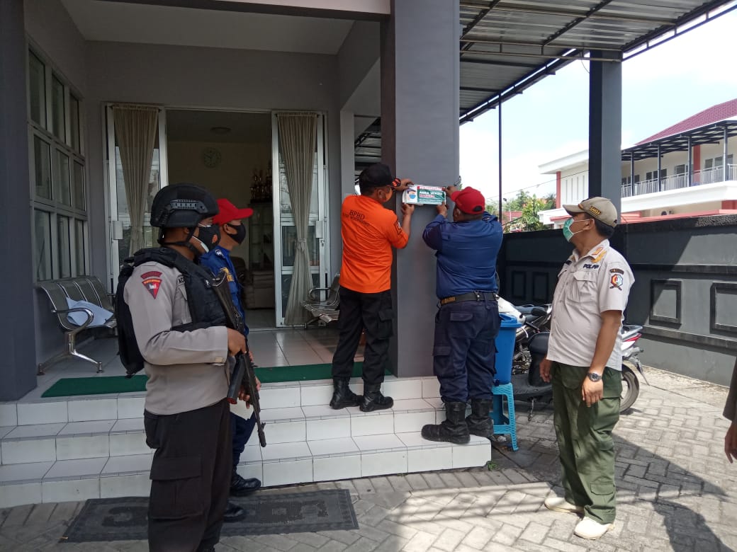 Lakukan Sosialisasi Pencegahan Covid-19 dengan Memasang Sticker
