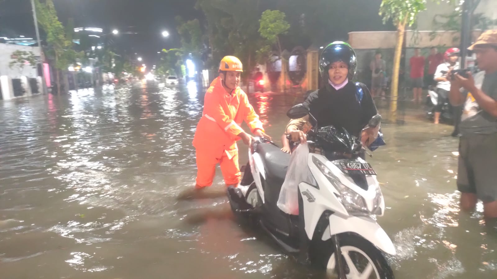 BPBD Bojonegoro Terjunkan Tim ke Titik-titik Genangan Air, Bantu Evakuasi Kendaraan dan Warga