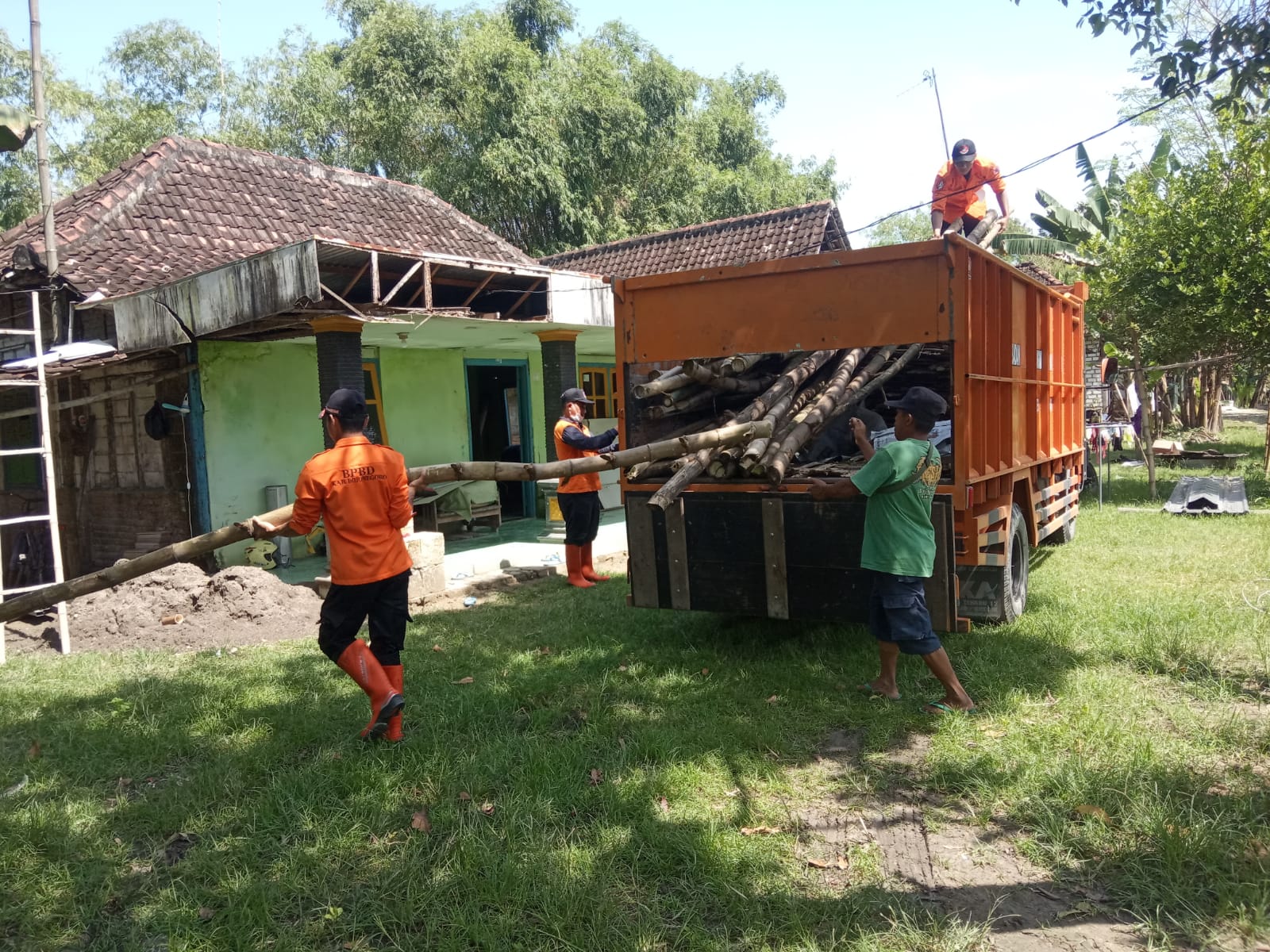 Pemberian Bantuan Penanganan Tanggul Longsor