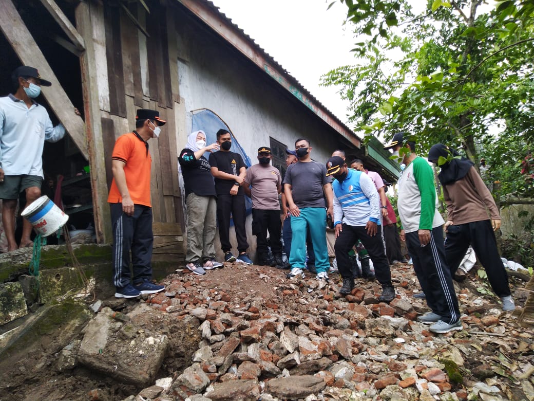 Ibu Bupati Tinjau Lokasi Penanganan Darurat Tebing Sungai Ganggang
