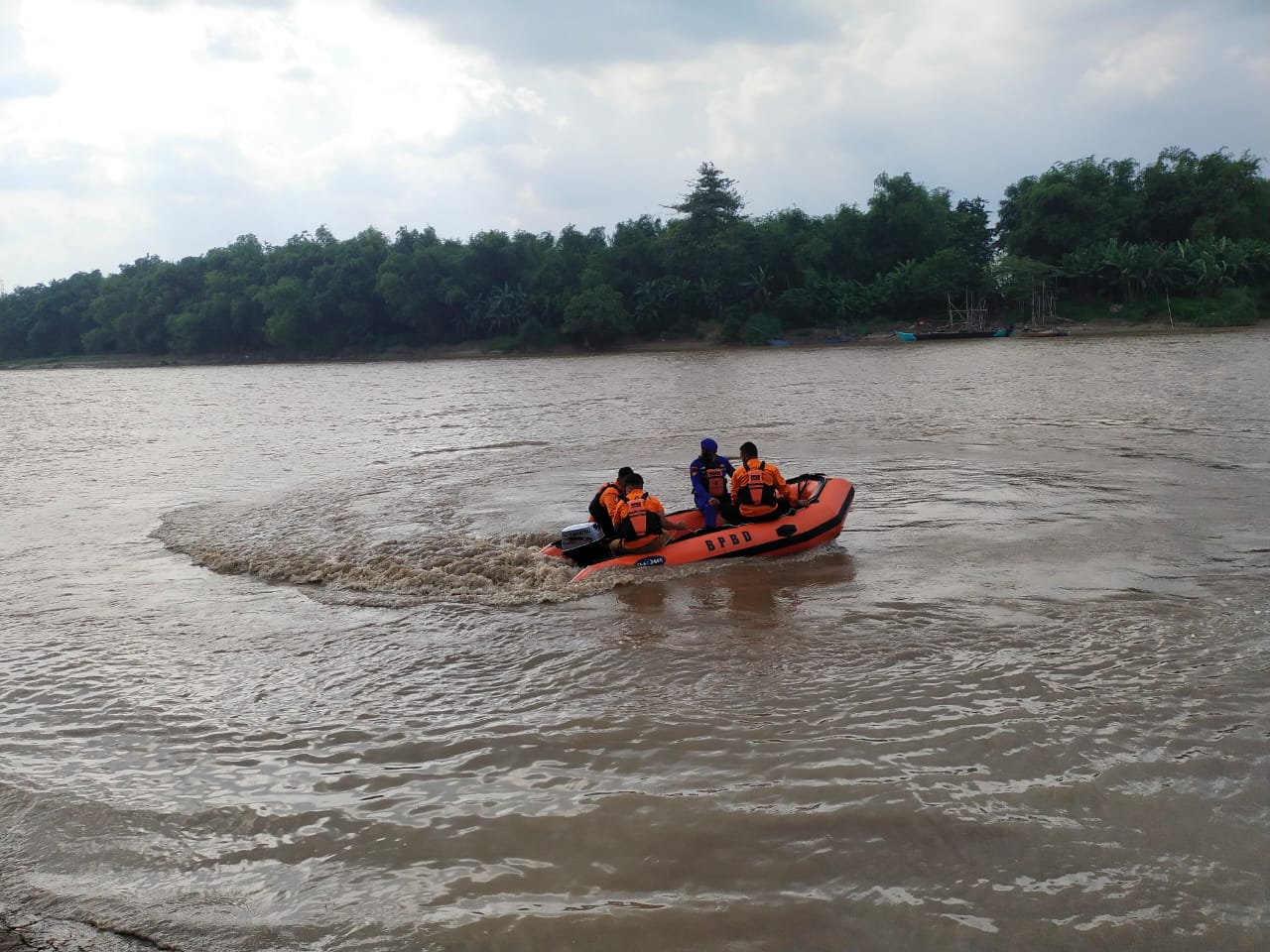 Opsar Tim SAR Gabungan BPBD Bojonegoro diduga orang tenggelam