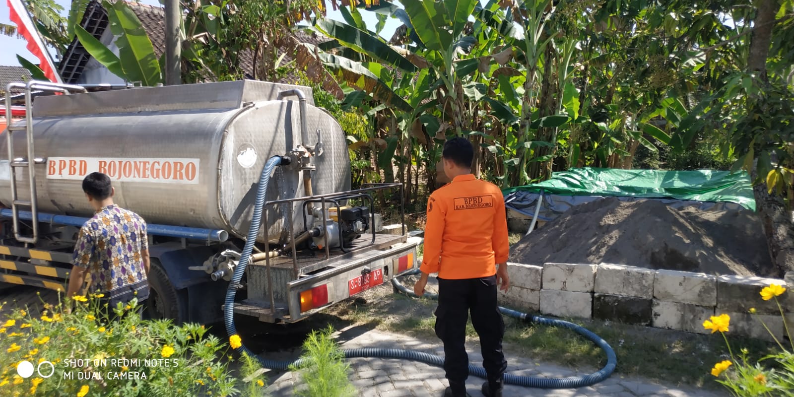BPBD Bojonegoro melaksanakan kegiatan penyaluran air bersih