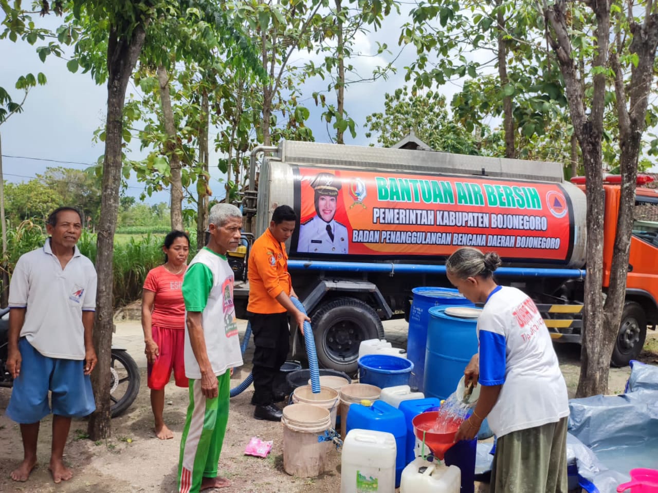 BPBD Bojonegoro melaksanakan kegiatan penyaluran air bersih