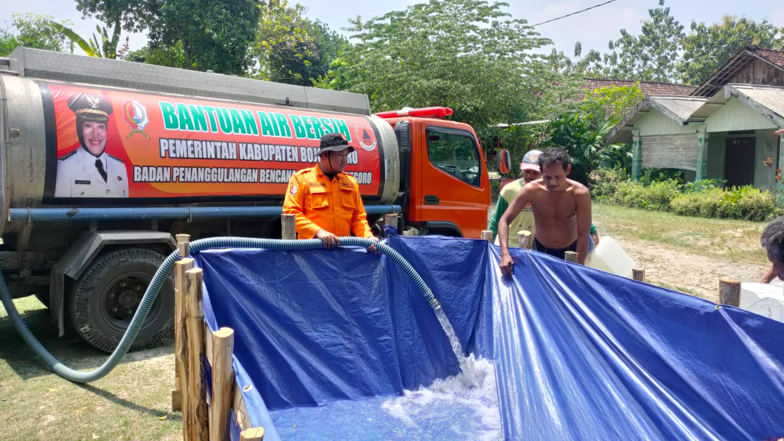 BPBD Bojonegoro melaksanakan kegiatan penyaluran air bersih