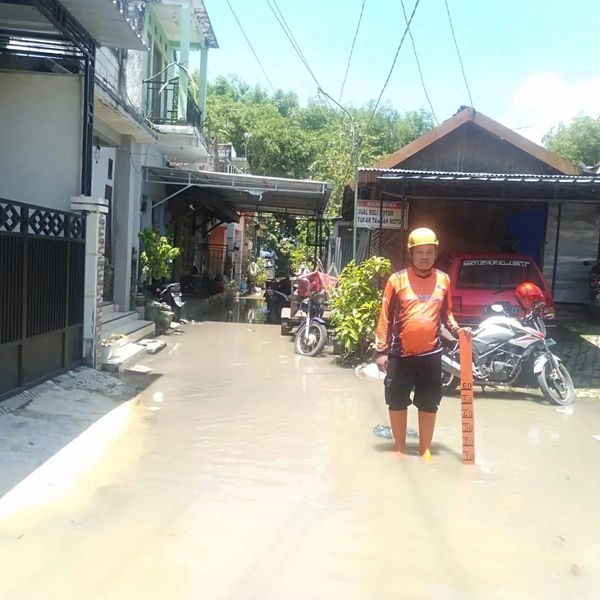 Pemantauan Luapan Bengawan Solo di Kelurahan Ledok Kulon