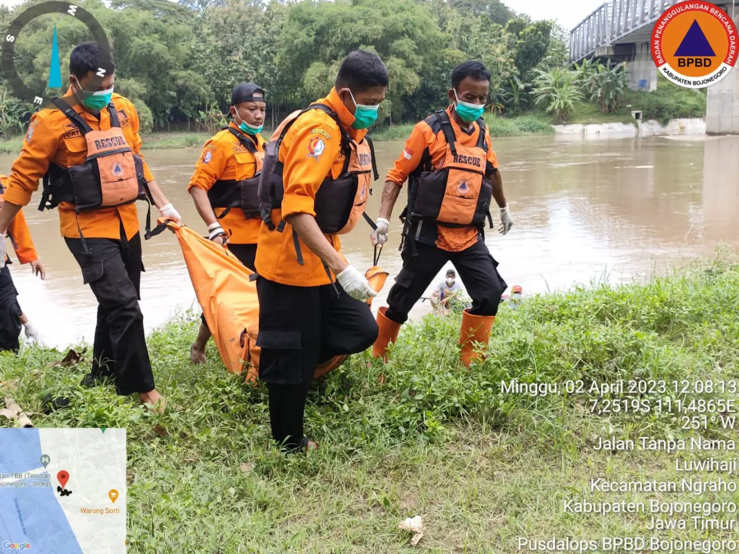 Evakuasi Jenazah di Bengawan Solo turut Desa Luwihaji Kecamatan Ngraho