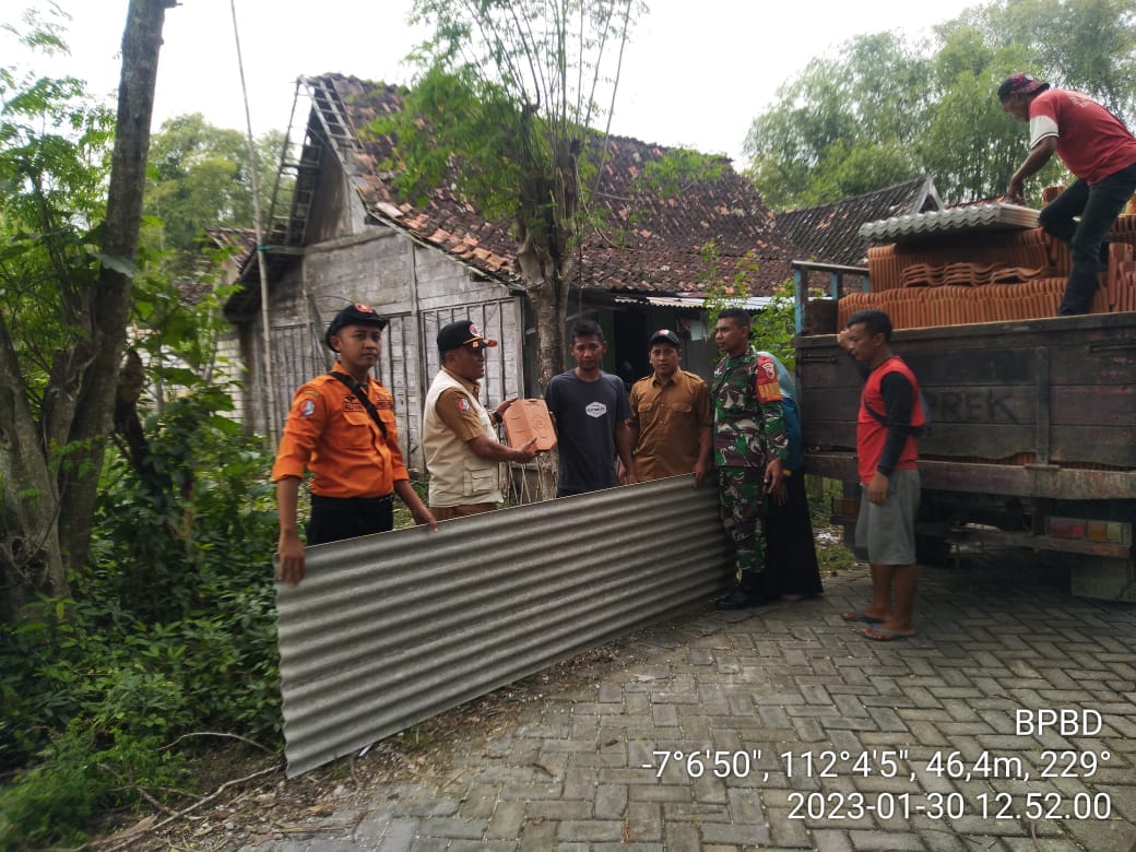 Penyerahkan bantuan kepada korban yang terdampak Angin Kencang
