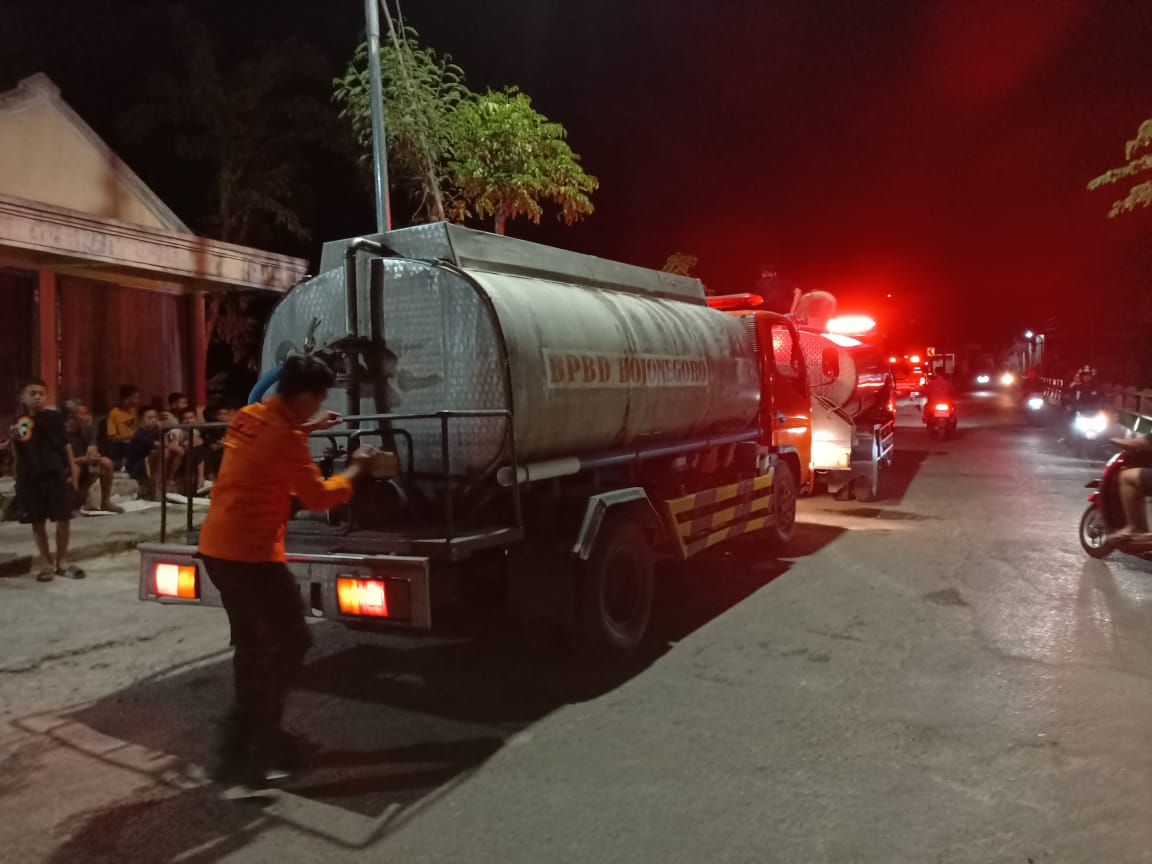 BPBD Bojonegoro lakukan Watersupply Kebakaran sampah dan Sarah Kayu