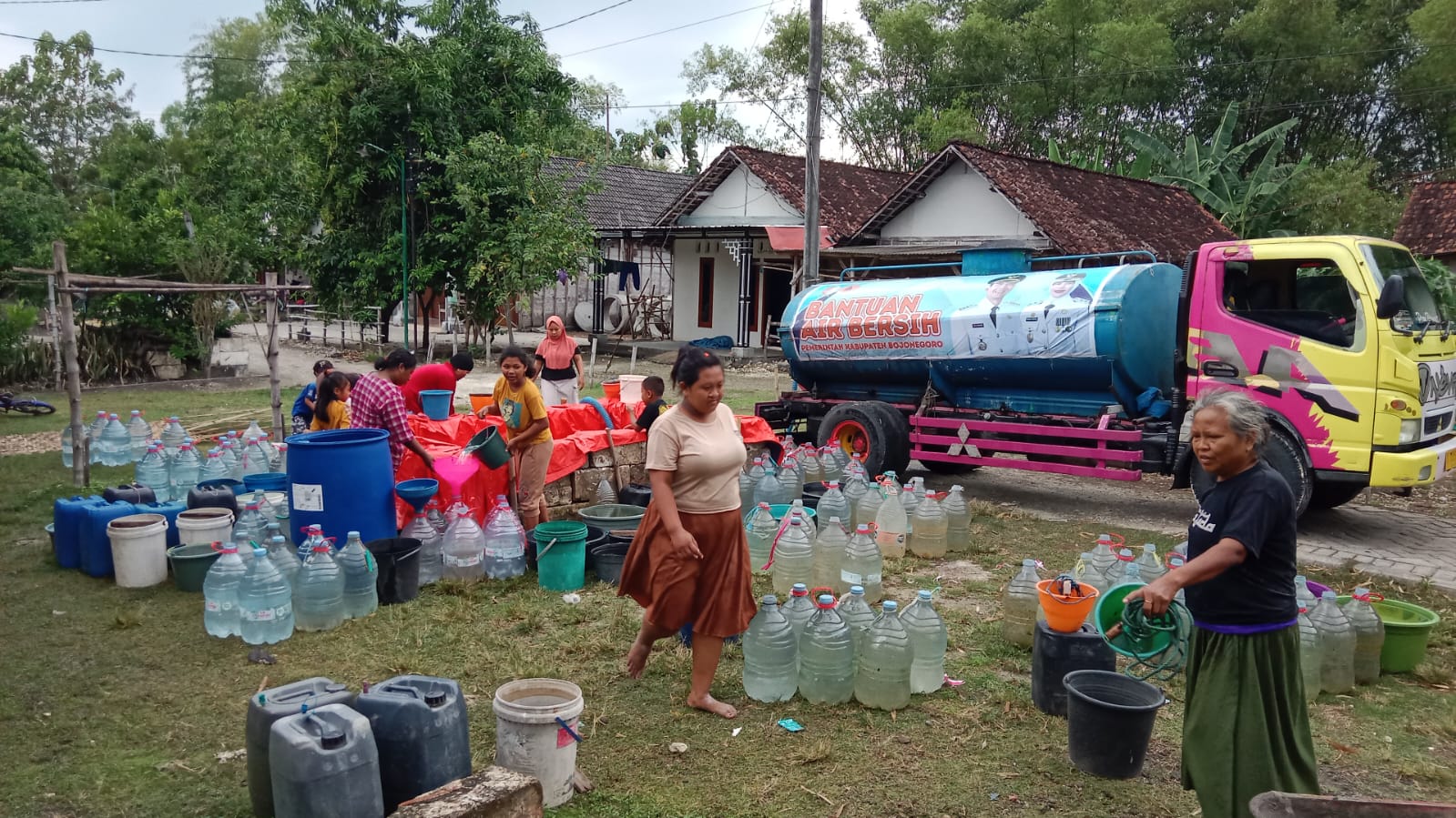 Pendistribusian Air Bersih Oleh BPBD Bojonegoro