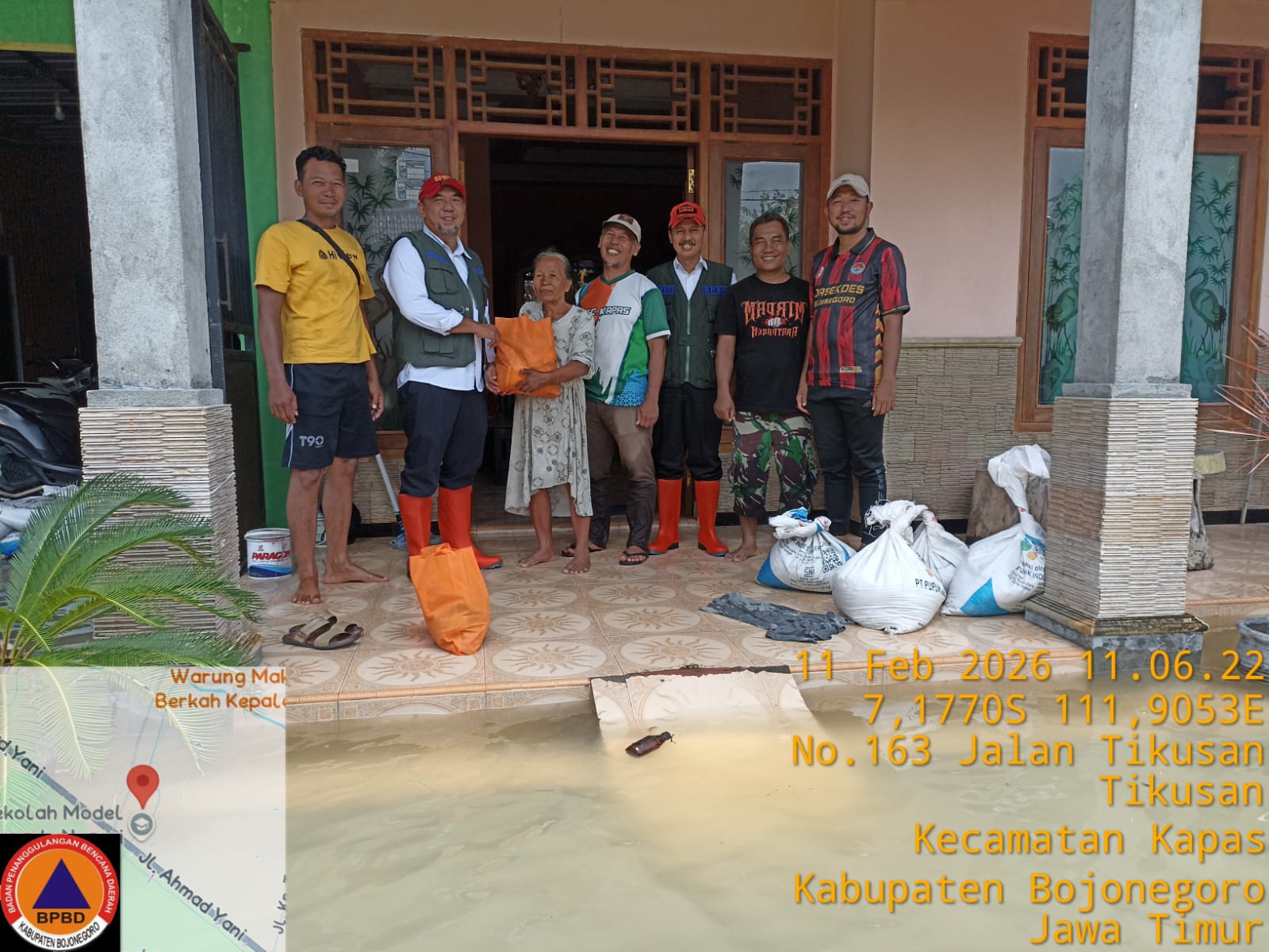 Plt Kepala Pelaksana BPBD Bojonegoro Serahkan Bantuan bagi warga terdampak