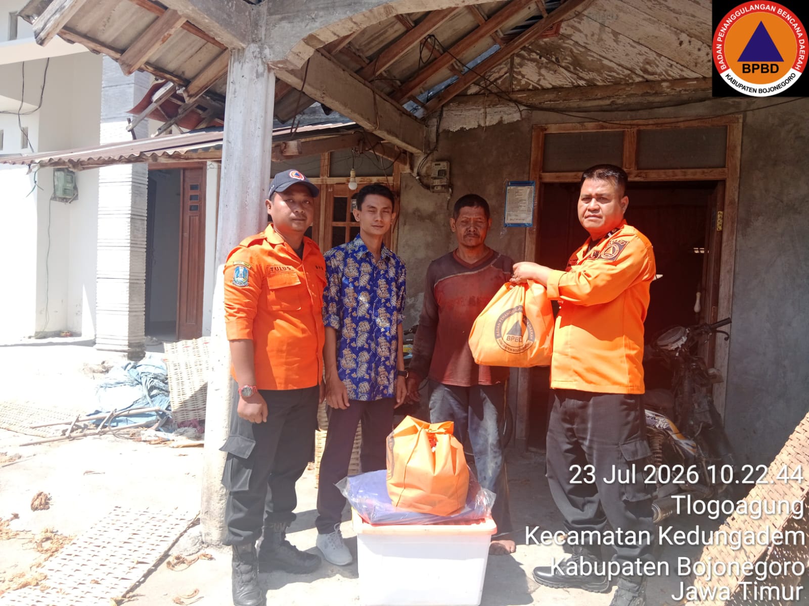 BPBD Serahkan Bantuan Warga Korban Kebakaran