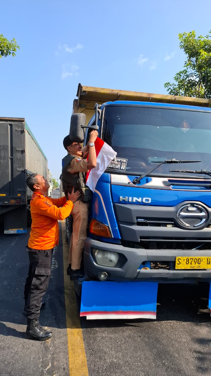 Semarak Kemerdekaan,  BPBD Bagikan Bendera Kepada Pengguna Jalan
