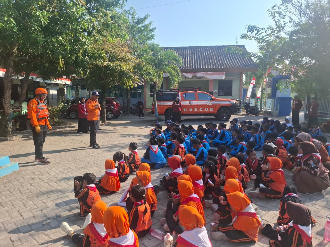 Pelajar SD Sumbertlaseh Belajar Survive Bersama BPBD