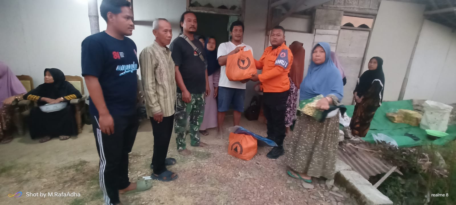 BPBD Serahkan Bantuan Korban Laka Air