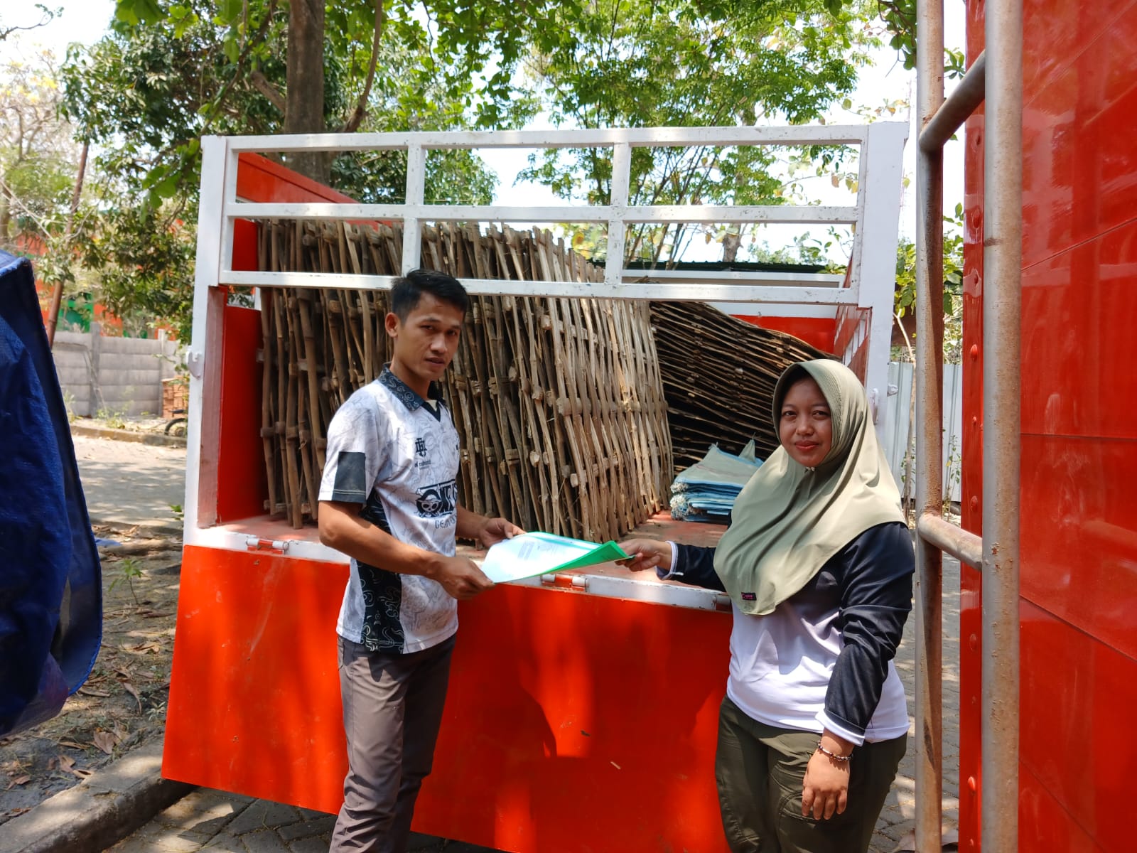BPBD Serahkan Bantuan Penanganan Longsor