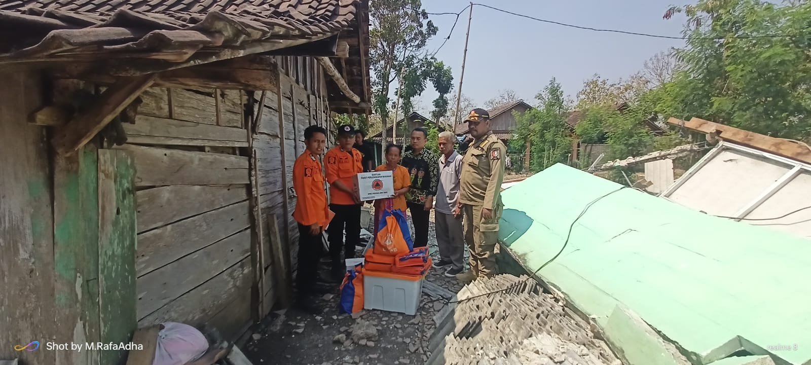 BPBD Serahkan Bantuan Warga Terdampak Angin Kencang