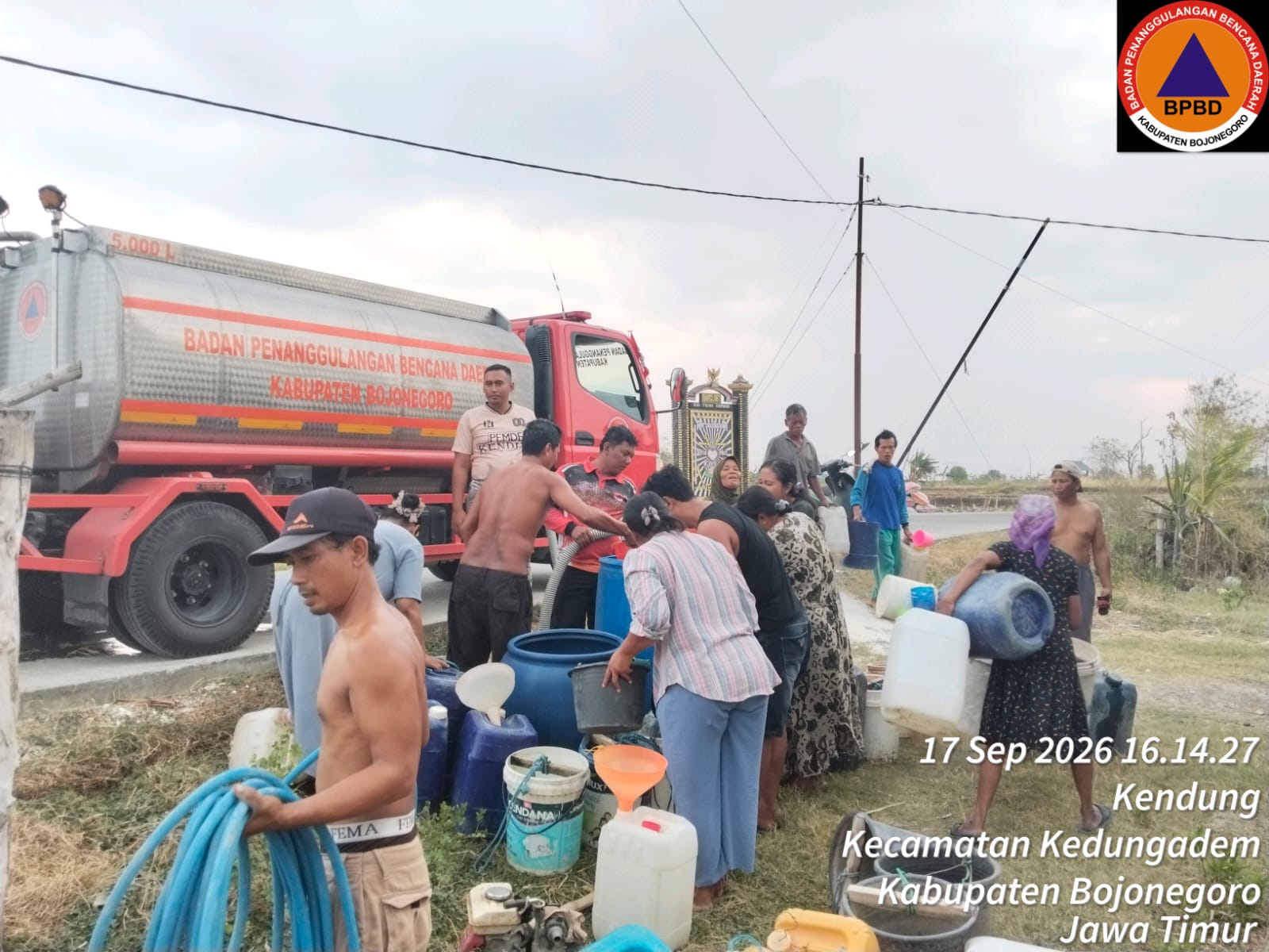 BPBD Distribusikan air bersih di Desa Kendung Kecamatan Kedungadem