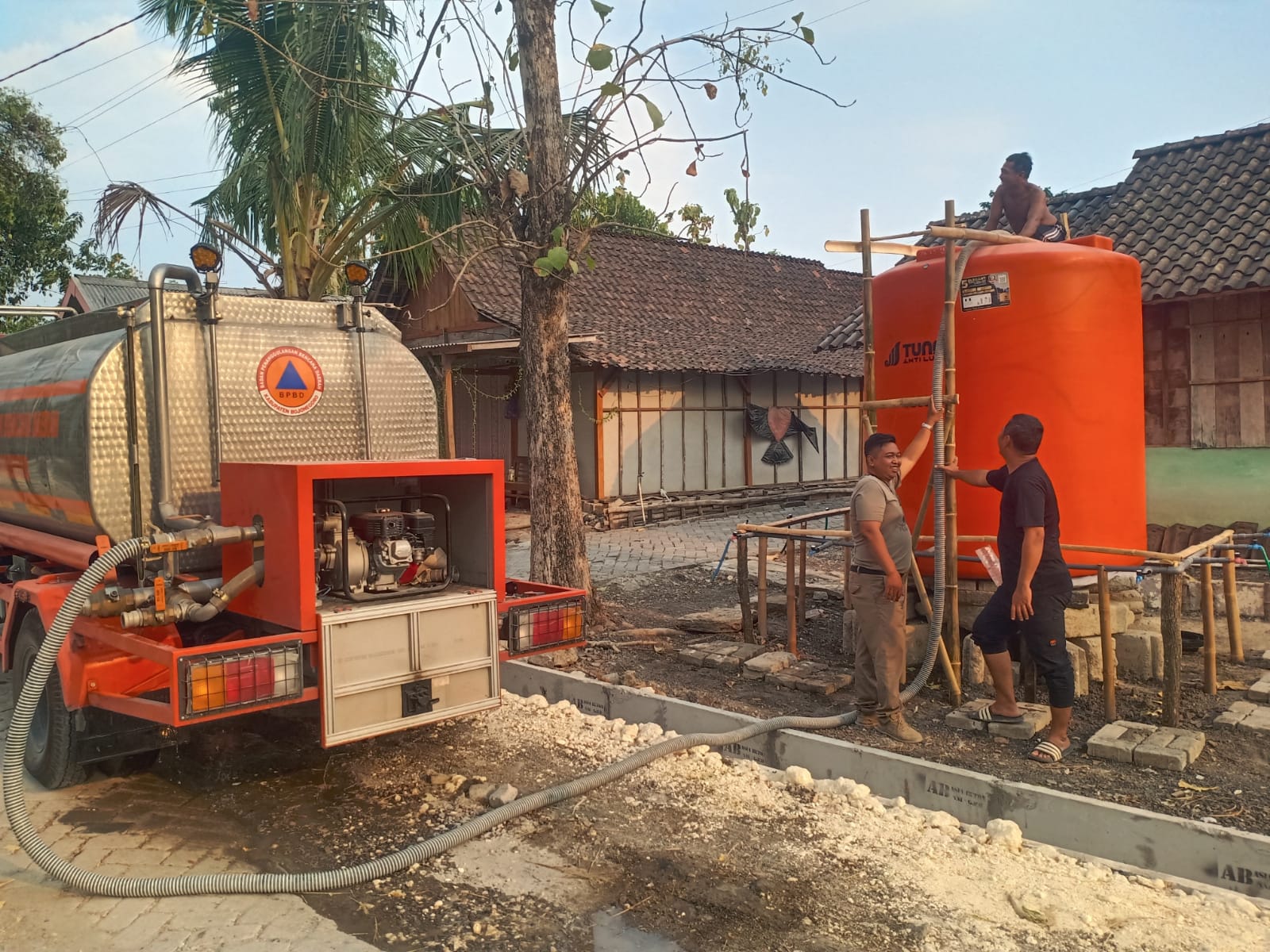 BPBD Kirimkan air diDesa Nganti Kecamatan Tambakrejo