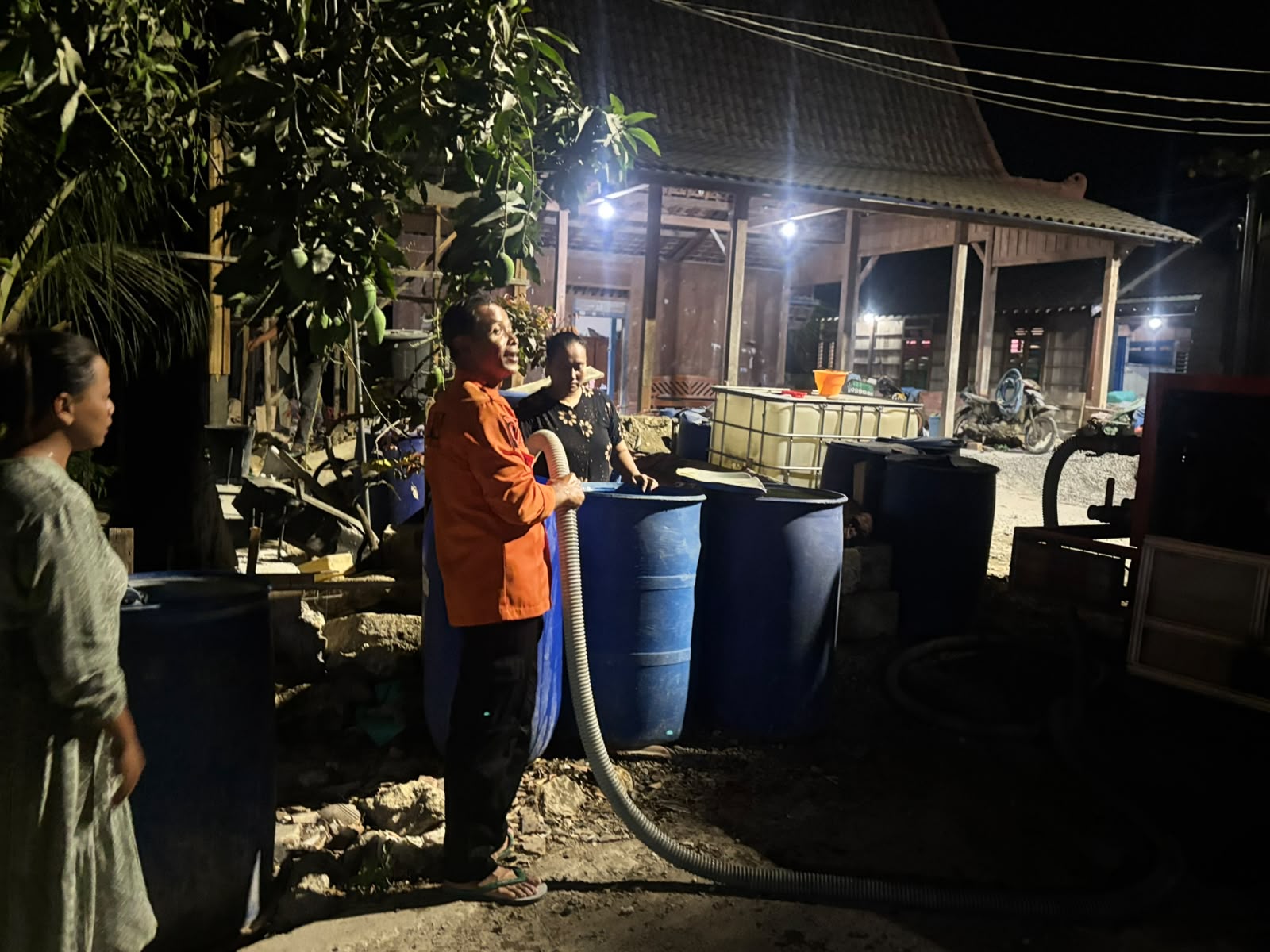 BPBD Distribusikan Air Bersih di Desa Nglampin
