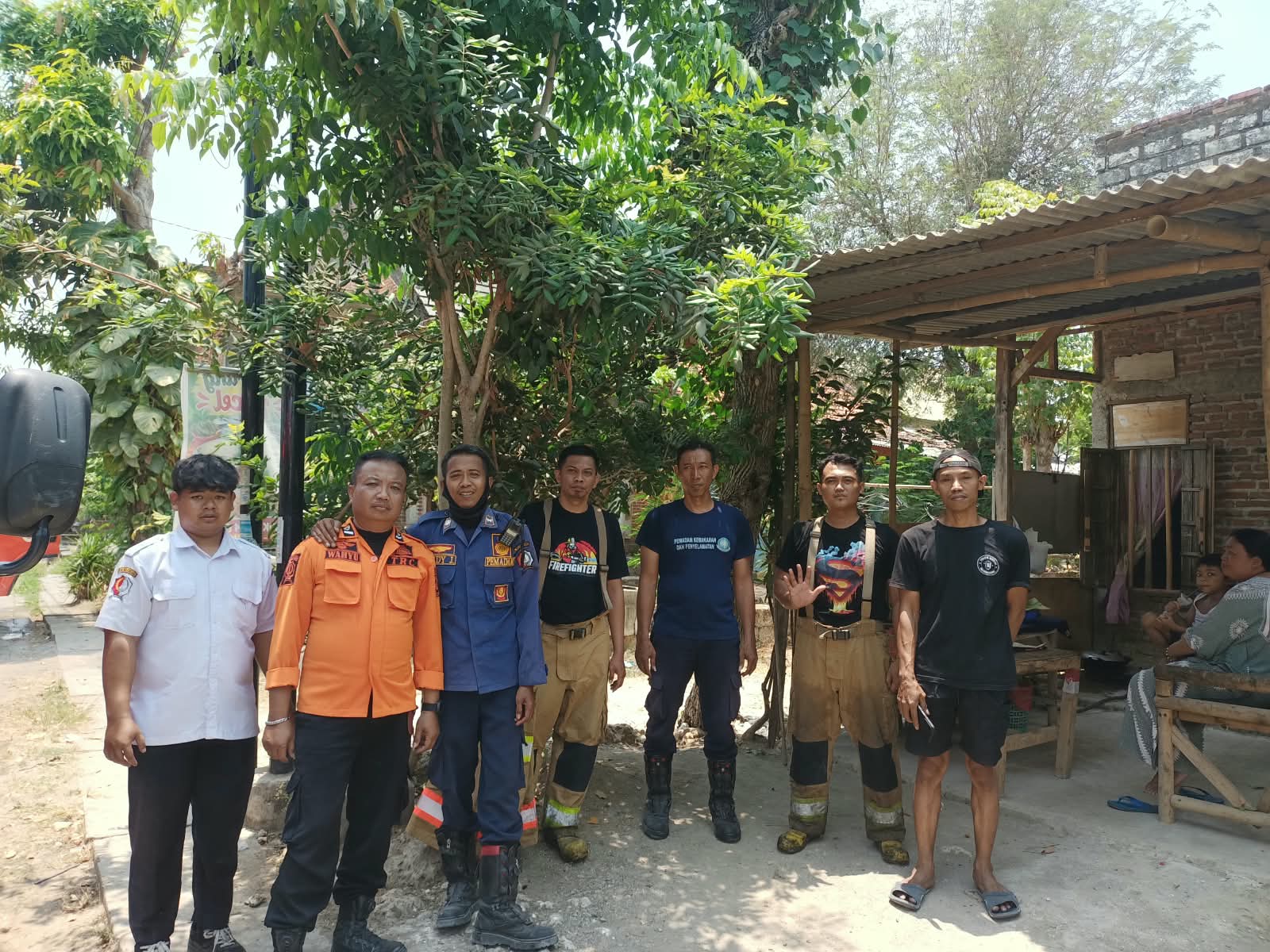BPBD dan Damkarmat Lakukan Pemadaman Kebakaran Lahan