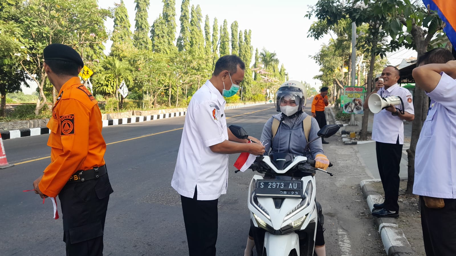 BPBD Bagikan Bendera Merah Putih Jelang HUT RI