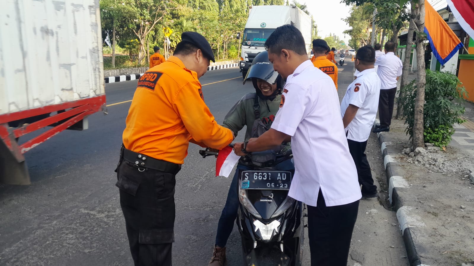 BPBD Bagikan Bendera Merah Putih Jelang HUT RI