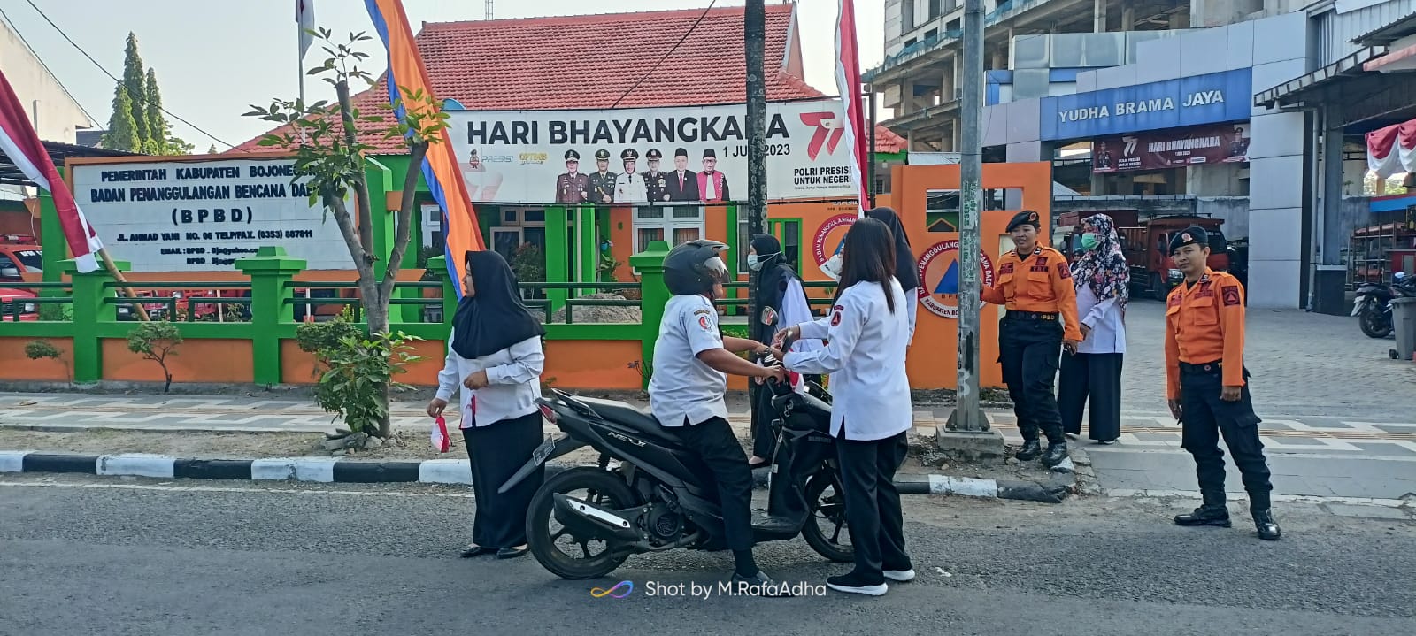 BPBD Bagikan Bendera Merah Putih Jelang HUT RI