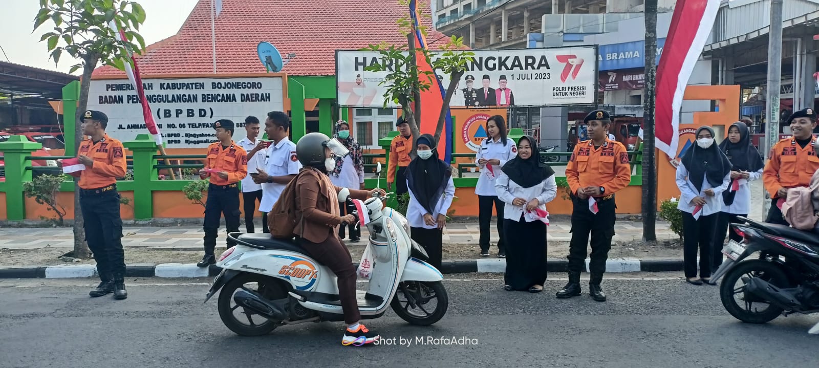 BPBD Bagikan Bendera Merah Putih Jelang HUT RI