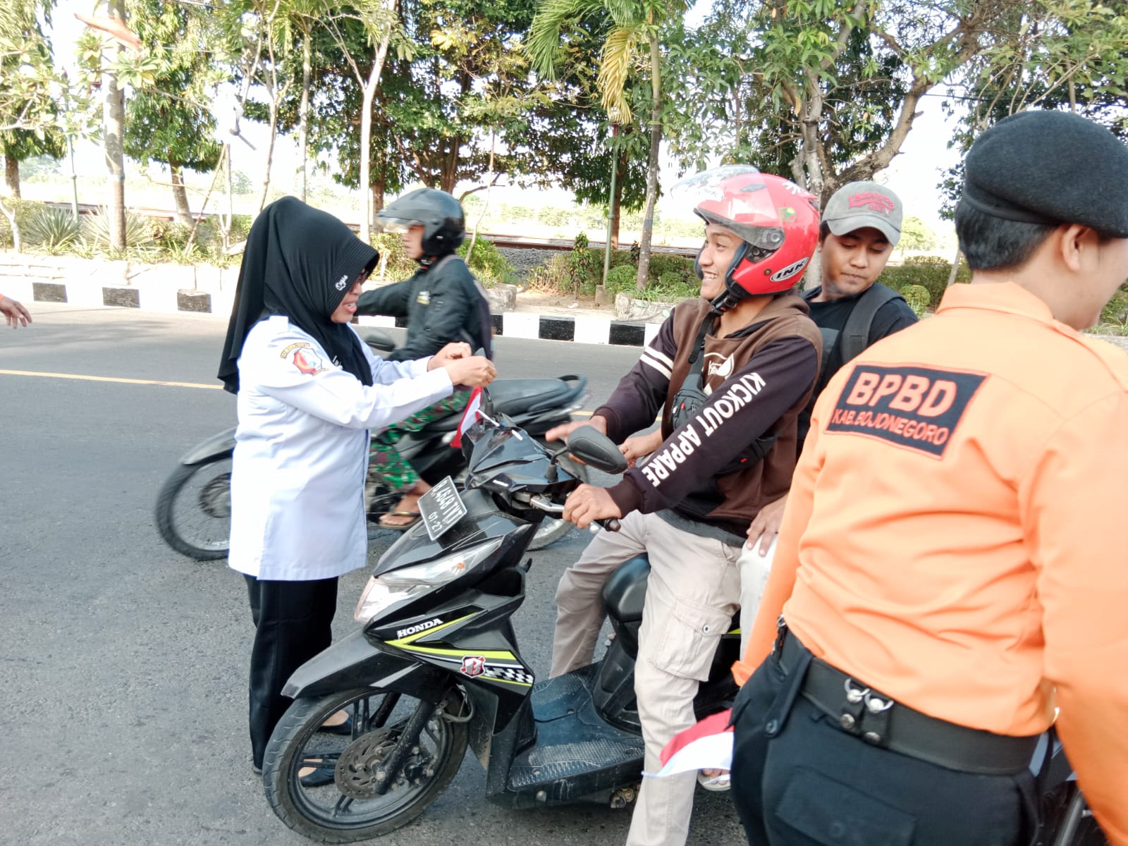 BPBD Bagikan Bendera Merah Putih Jelang HUT RI