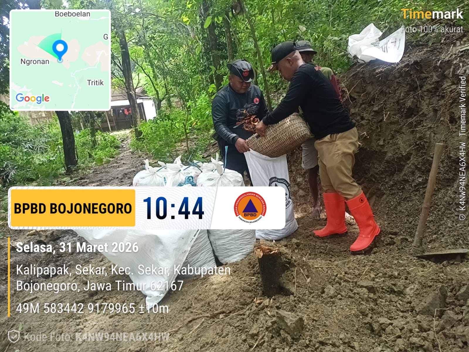 Personil BPBD Tangani Rumah Terdampak Banjir Sekar
