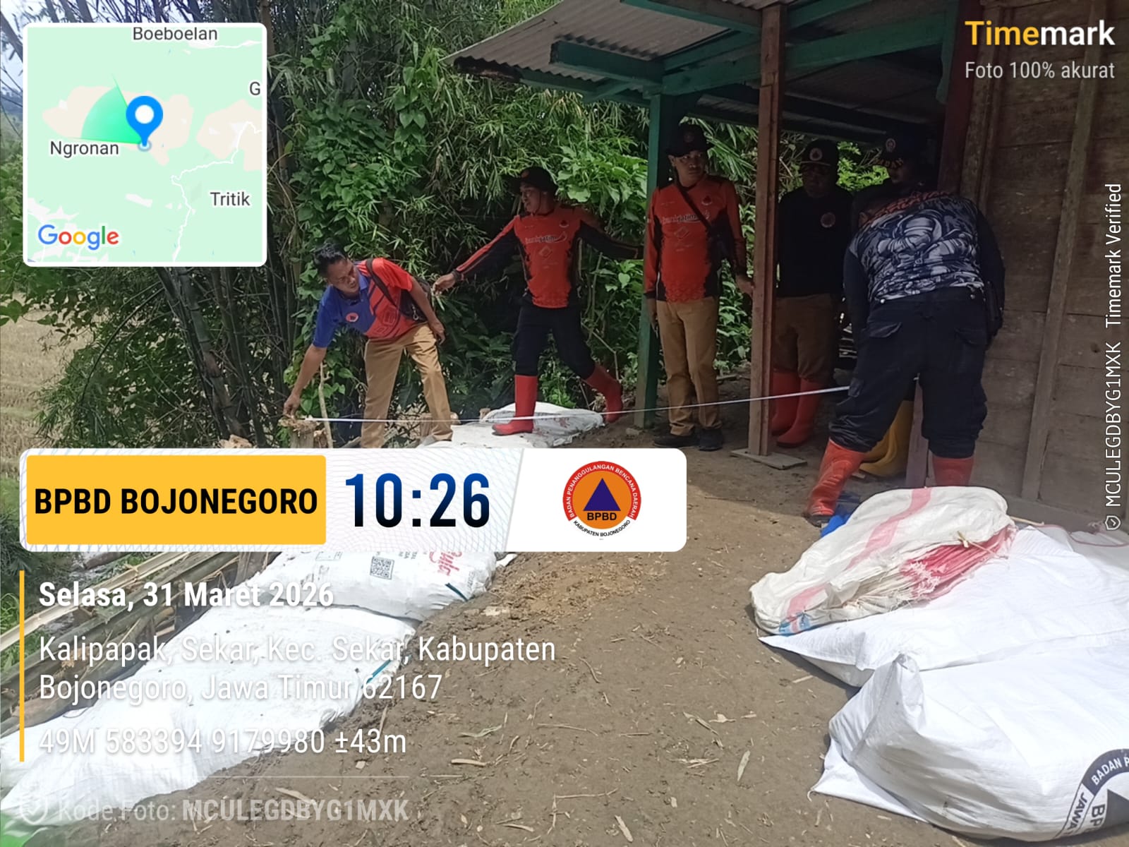 Personil BPBD Tangani Rumah Terdampak Banjir Sekar