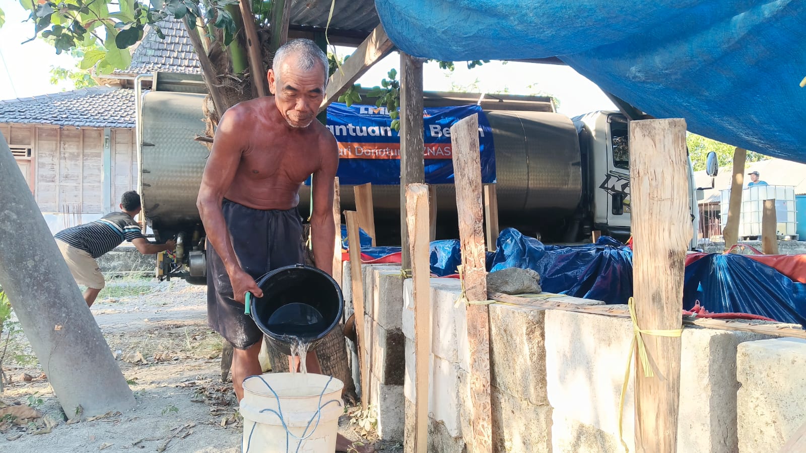 LMI Bantu Warga Terdampak Kekeringan