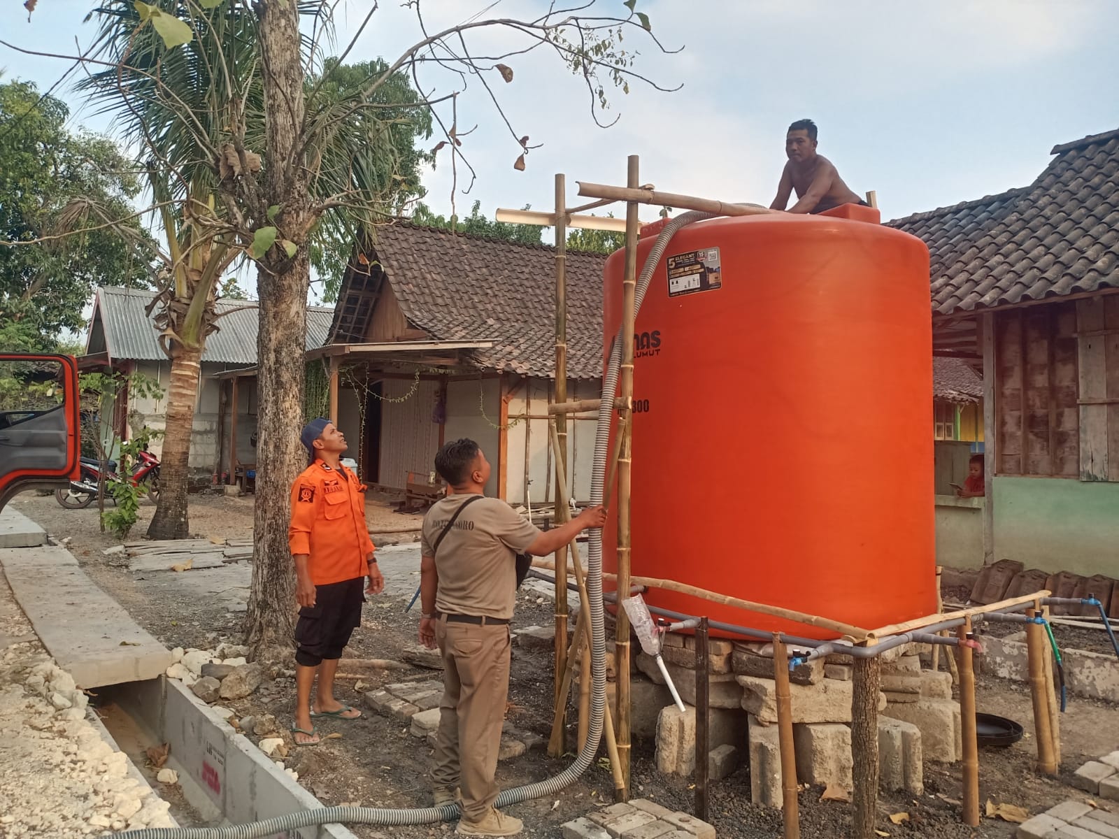 17 Sept 26 - Distribusi air di Ds Nganti