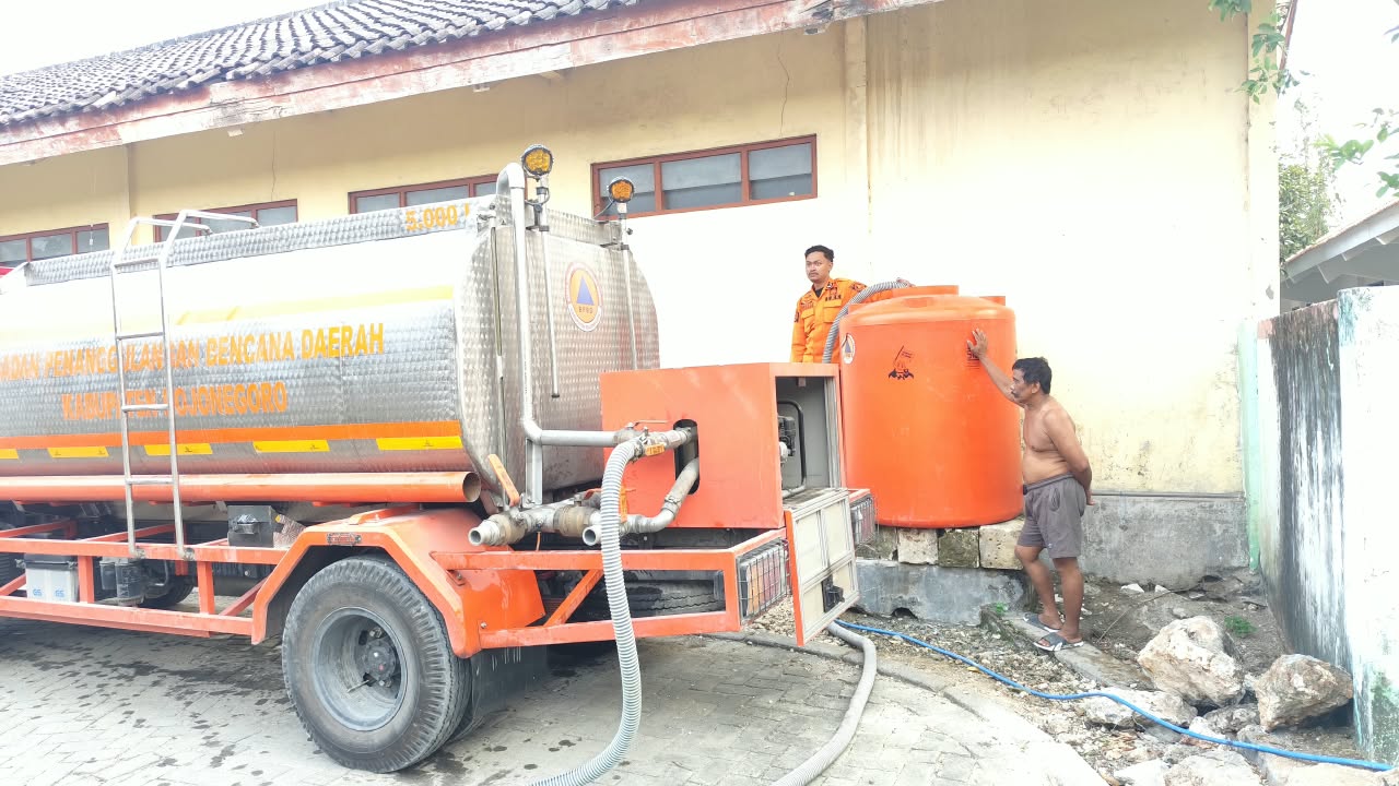 18 Sept 26 - Distribusi Air Bersih di Desa Clebung